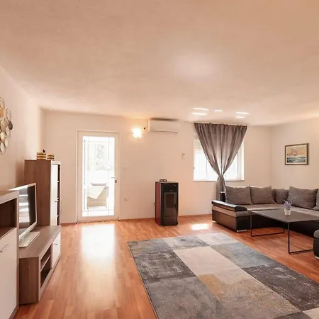 House Yellow Sun Holiday home Benkovac