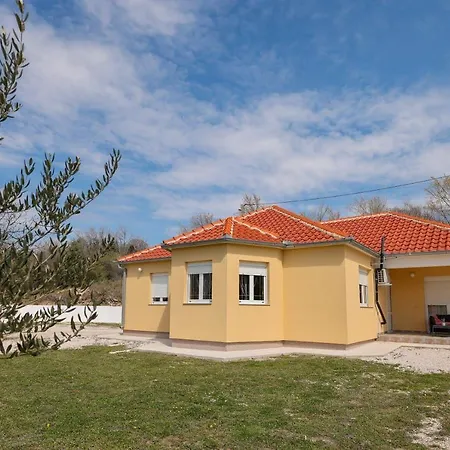 House Yellow Sun Holiday home *
