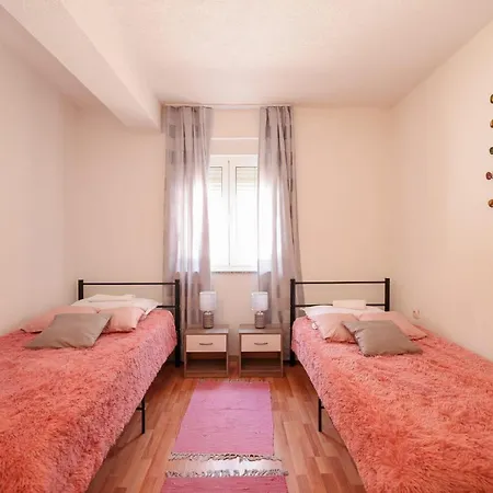 House Yellow Sun Benkovac