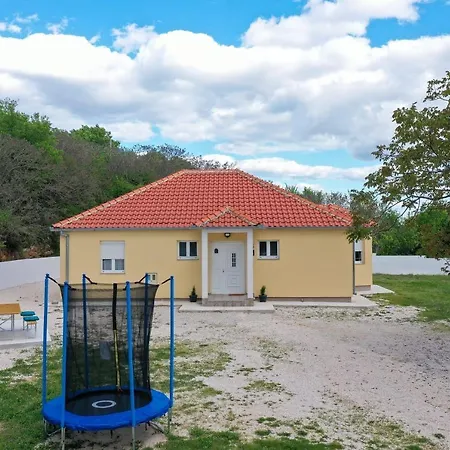 House Yellow Sun Holiday home