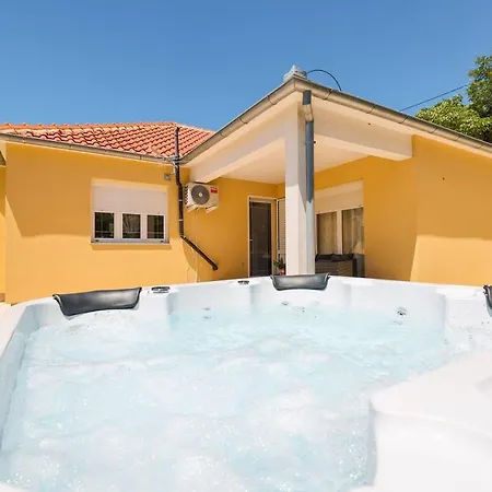 House Yellow Sun Holiday home Benkovac