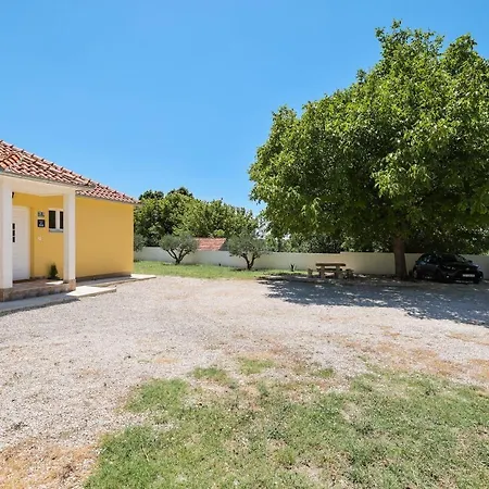 House Yellow Sun Benkovac
