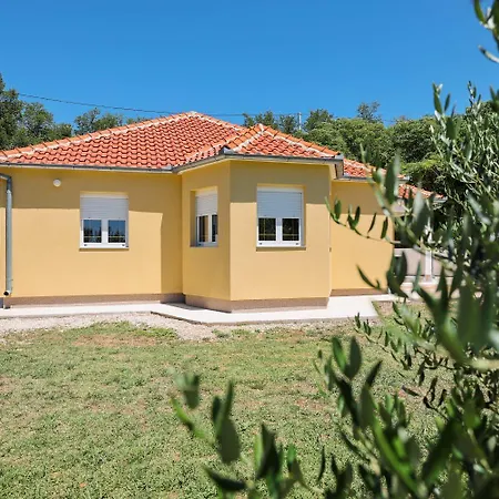 House Yellow Sun Holiday home *
