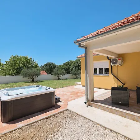 House Yellow Sun Benkovac