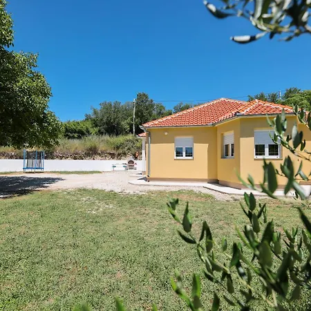 House Yellow Sun Benkovac