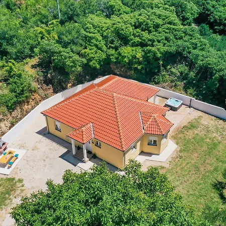 House Yellow Sun Holiday home
